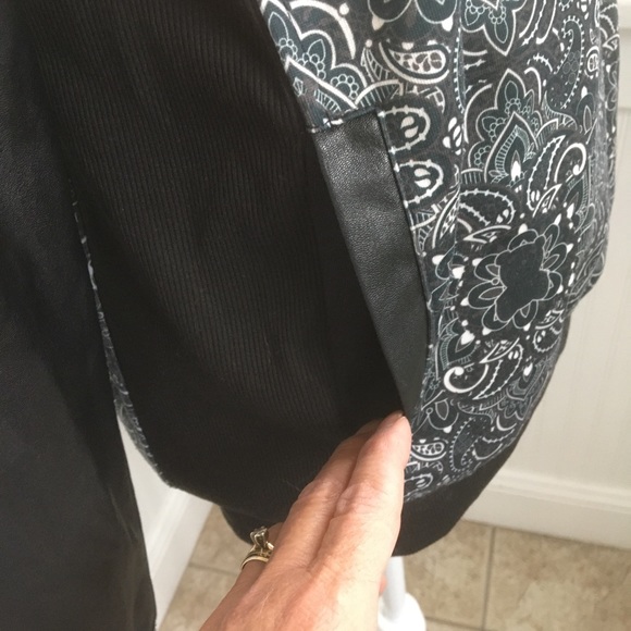 Entree Crow Crewneck Black Paisley - Sz Medium - Picture 5 of 10